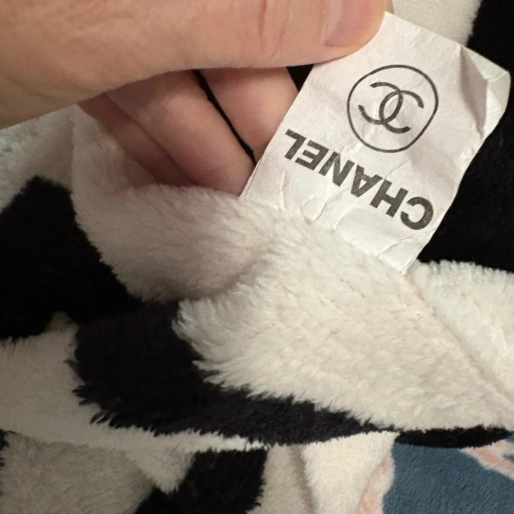 CHANEL Black and White camellia Blanket - Picture 7 of 8